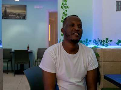 Ci accoglie il presidente Asmenafi, eritreo. �L�associazione nasce nel 2010 come centro culturale - esordisce -. Abbiamo cambiato sede un paio di volte, ma siamo rimasti sempre in questa zona perch� la maggior parte di coloro che provengono dall�Africa orientale vive a Madonnella�